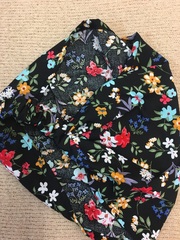 Летняя бандана (повязка-косынка) из тонкой вискозной ткани, на резинке. Принт - мелкие цветы и листики на черном фоне.