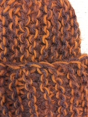 Цвет: шапка представлена оранжево-терракотовом меланже. Темно-терракотовая ниточка из мохера - придает пушистость.