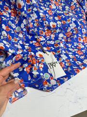 Блузочно-плательный хлопковый батист с рисунком (100%хлопок, Яркий синий фон/белые и красно-оранжевые цветы, 145, 50 гр/м2)