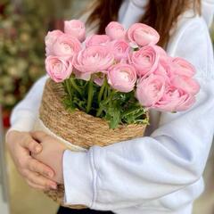 Нежные розовые ранункулюсы в корзине. Цветы в корзине 006 Chalet Green