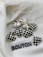 Пуговицы в форме сердца с шахматным принтом черно-белые скидка