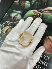 Кольцо золотистое с большим прозрачным камнем