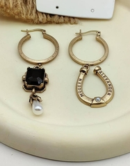 20435 -Серьги ассиметричные с подвеской в форме подковы Alexander McQueen