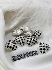 Пуговицы в форме сердца с шахматным принтом черно-белые скидка
