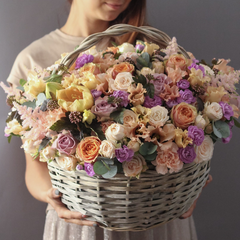 Корзина цветов в карамельной гамме.