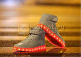 Светящиеся высокие кроссовки с USB зарядкой Fashion (Фэшн) на шнурках и липучках, цвет белый, светится вся подошва. Изображение 27 из 27.