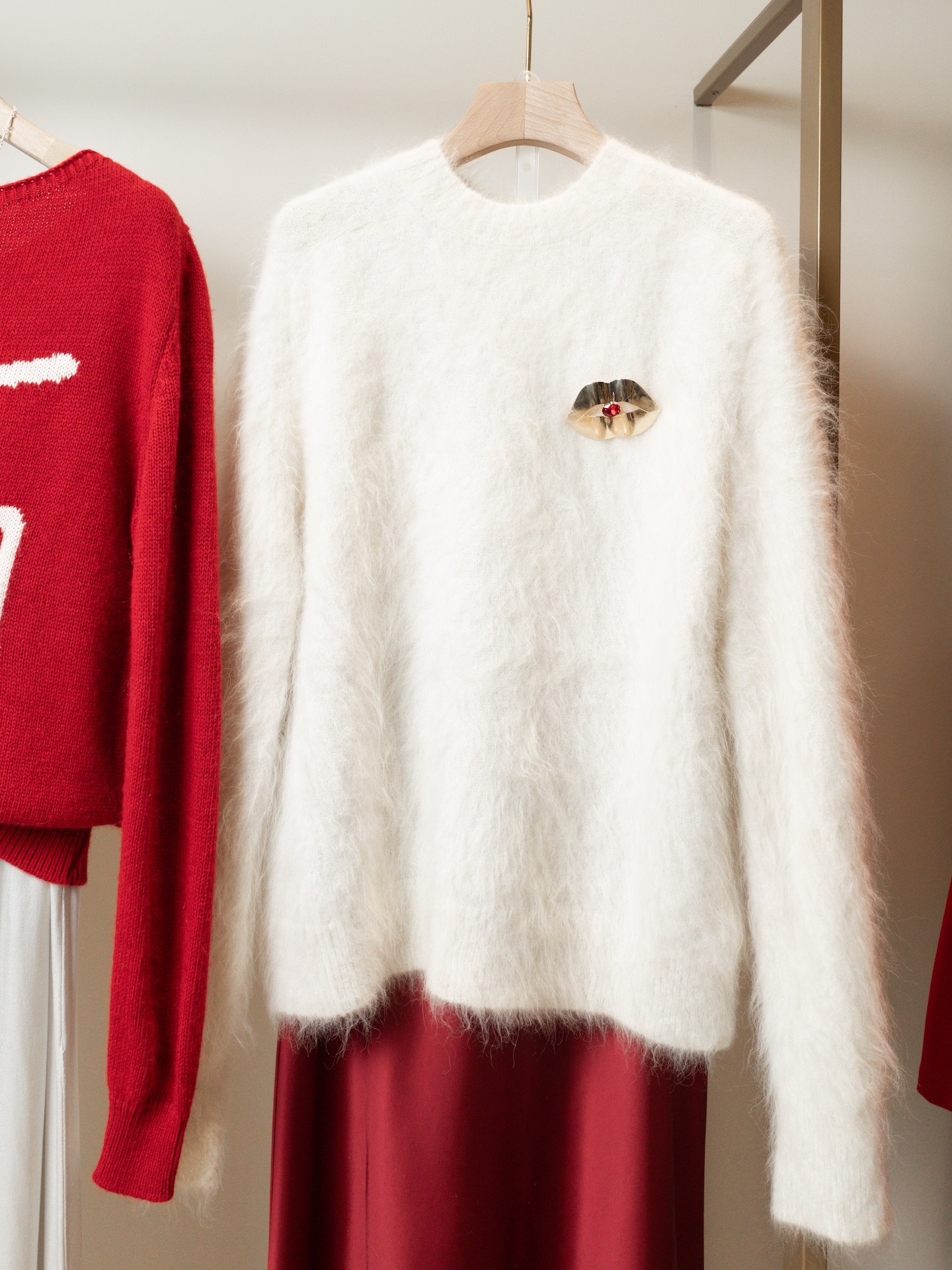 Брошь в виде губ с красным камнем