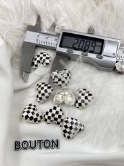 Пуговицы в форме сердца с шахматным принтом черно-белые скидка
