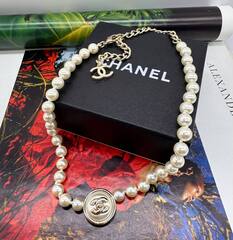52316-kole-choker-iz-zhemchuga-chanel-s-krugloj-podveskoj-s-ehmalyu