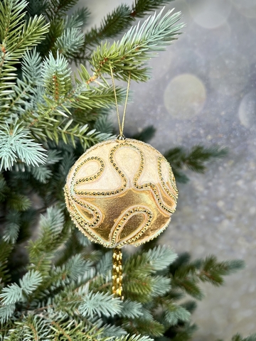 Шар с кисточкой из бусин 13см ChristmasDeLuxe premium collection бежево-золотой