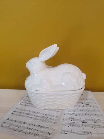 белая керамическая шкатулка с крышкой кролик