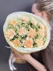 Букет из диантусов и ромашек