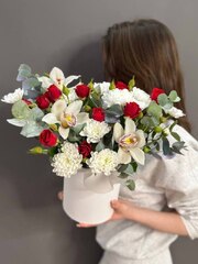 Шляпная коробка с цветами в бело-красной гамме