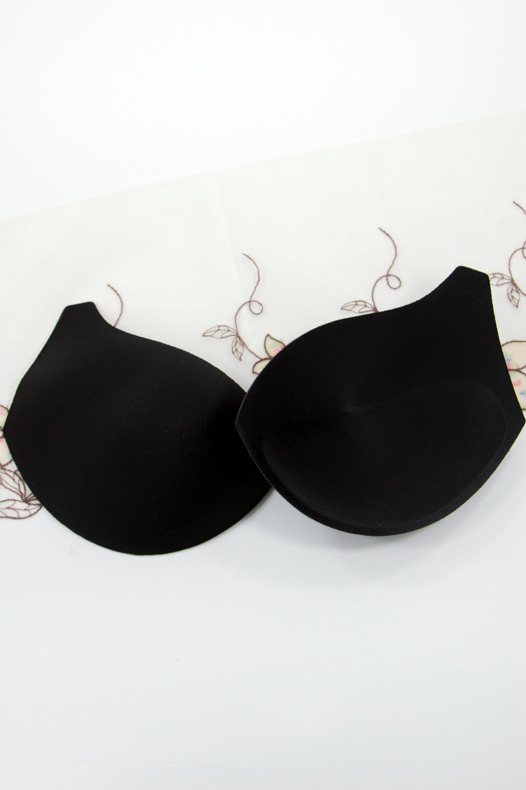 Чашки поролоновые чёрные с уступом под бретель с пушап