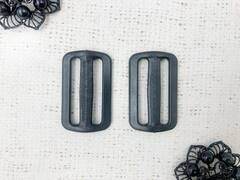 Пряжка двухщелевая пластик, 4 см, пр-во Россия, чёрный