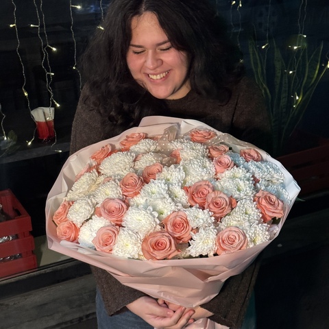 Большой букет из эквадорских роз и кустовых хризантем