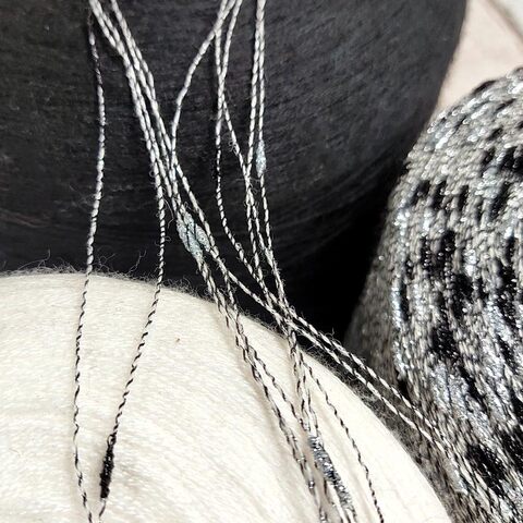 Меринос с люрексом и шишибриками NODINO LUREX 900 серый с серебром