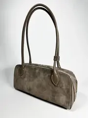 Женская сумка-багет из натуральной замши цвета тауп