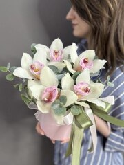 Композиция с 5 белыми орхидеями