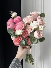 Свадебный букет из кустовых пионовидных роз, диантусов и эвкалипта