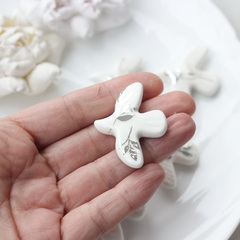 Подвеска фарфоровая Птичка (белый с серебром) 34*42 мм S039