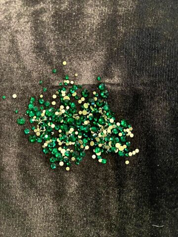 Стеклянные стразы  (размер микс) 1140шт, цвет изумруд