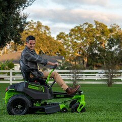 Райдер садовый Greenworks GC82ZT107 82V (107 см) Zero Turn CrossoverT аккумуляторный с нулевым радиусом разворота