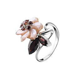 Кольцо с цветком из перламутра и натуральным гранатом