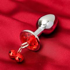 Серебристая анальная пробка с колокольчиками и красным кристаллом - 7 см. - 