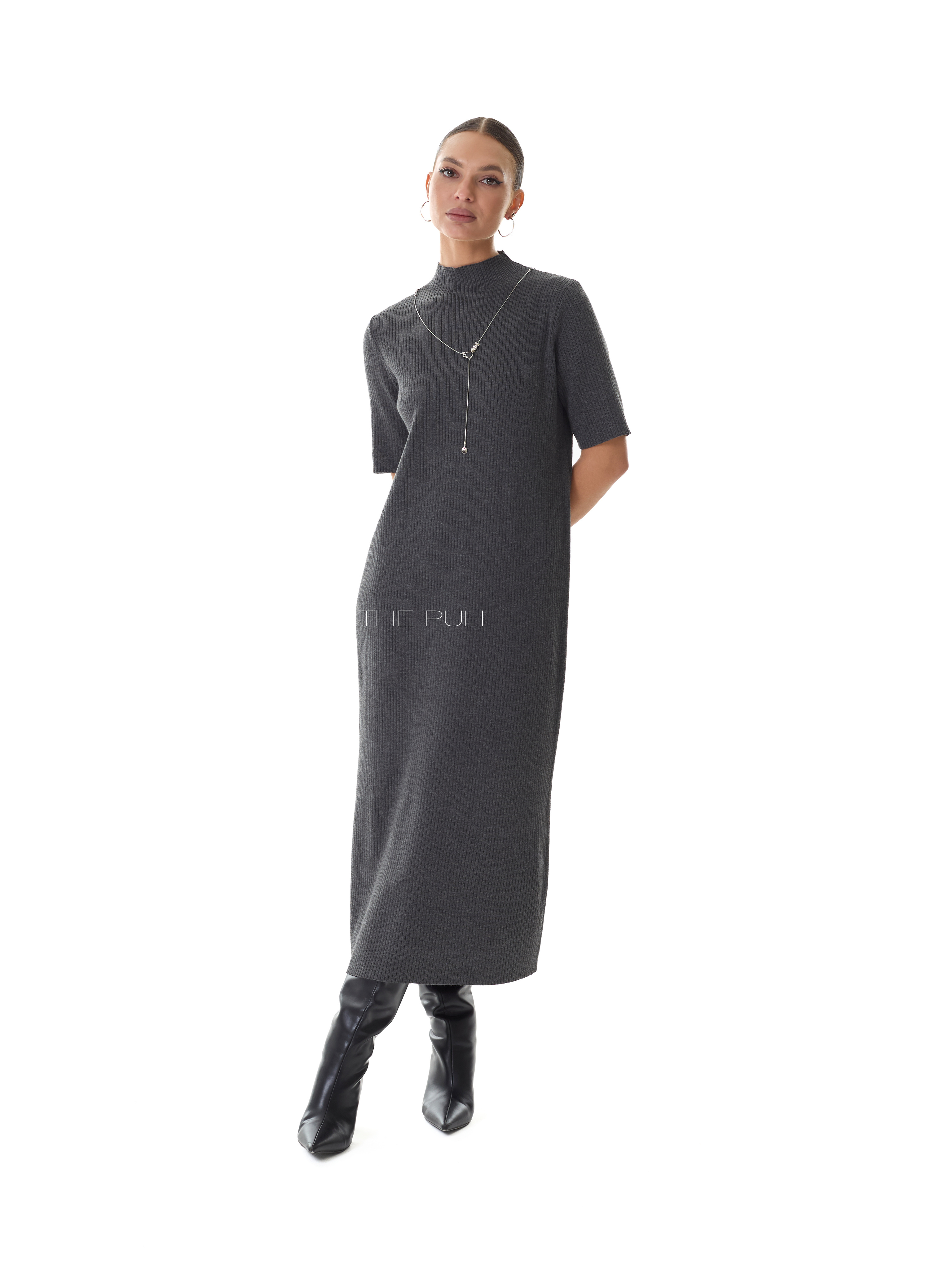 Трикотажное платье серого цвета с кулоном