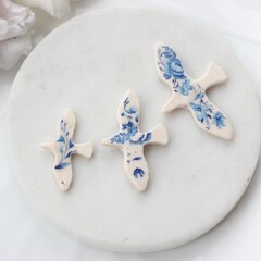 Подвеска Птица голубь, белый с синей росписью, L 50*30 мм, S032