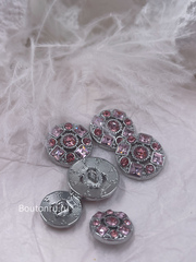Пуговицы серебристые с розовыми камнями стразами
