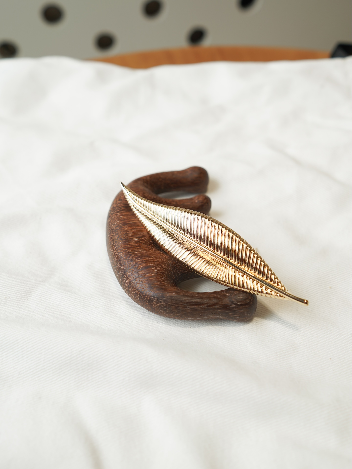 Брошь в виде листочка