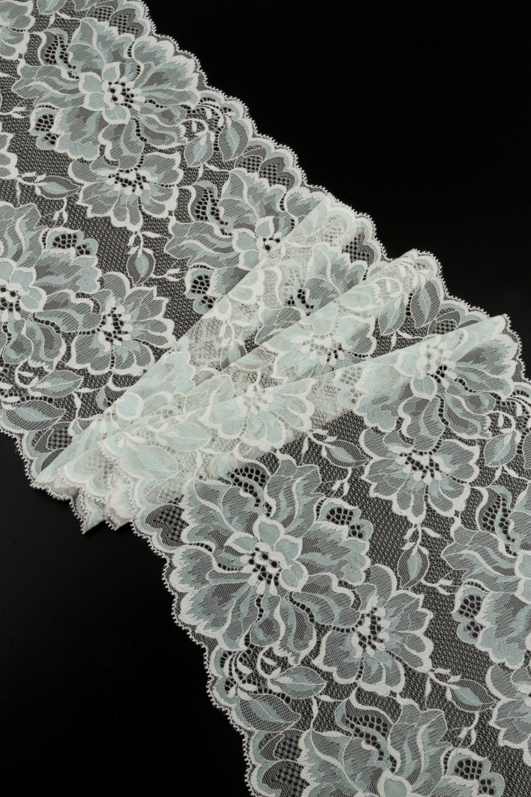 Эластичное кружево экрю с нежной мятой ширина 23 см