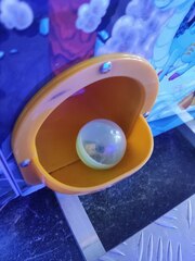 Выдача игрушек в капсуле игровым автоматом