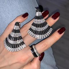 78523 -Роскошные серьги веера из серебра с черно-белыми микроцирконами в стиле DE GRISOGONO
