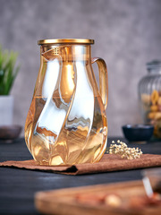 Стеклянный кувшин с крышкой фильтром рельефный, золотой для воды и других напитков 1,5 литра