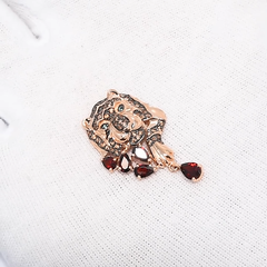 732213-podveska-tigr-iz-zolota-s-granatami-i-fianitami