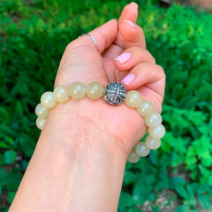 Браслет из медового нефрита "Летучая мышь". Д 10мм.