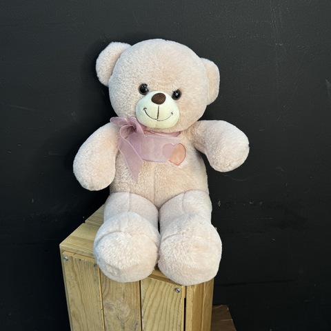 Медведь плюшевый розового цвета