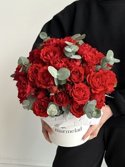 Цветочная коробка из красных кустовых роз и эвкалипта размер S
