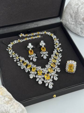 komplekt-ukrashenij-kole-sergi-s-zheltymi-kamnyami-v-stile-graff