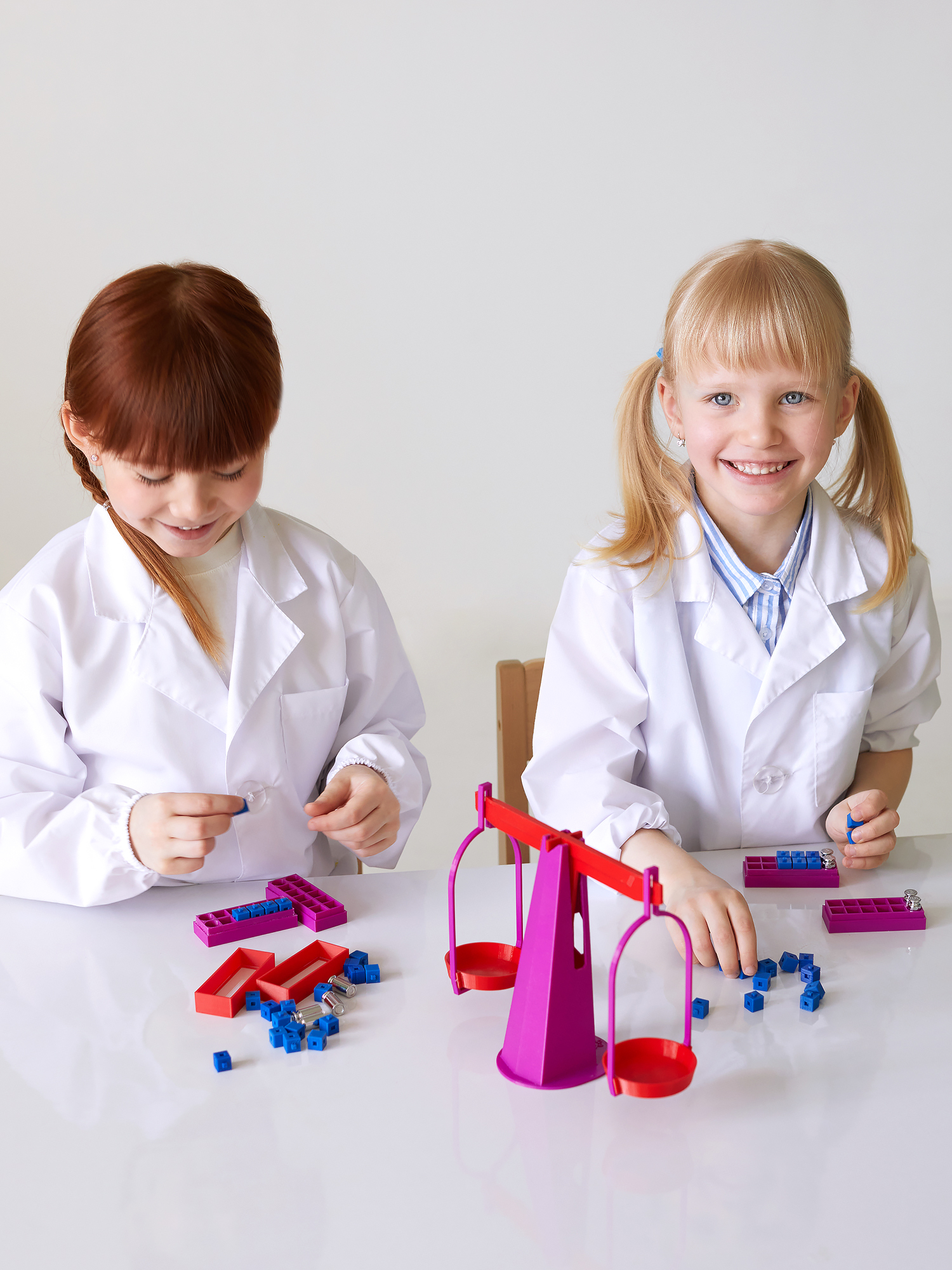 УМК для естественно-научного образования детей 5-7 лет / 2 мобильных стеллажа с оборудованием по 6 направлениям исследований