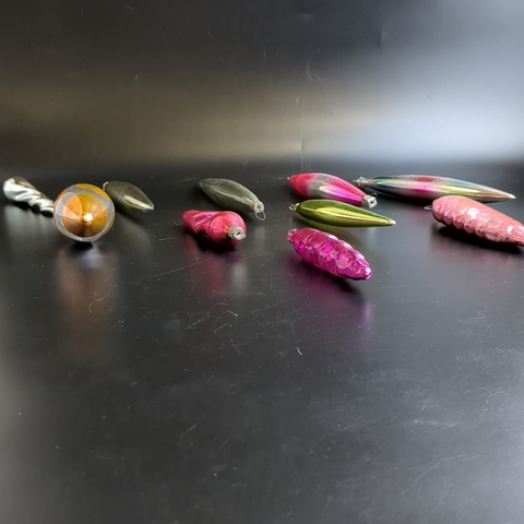 Ёлочные игрушки набор из 10 разных ярких сосулек, стекло, подвесные, винтаж времён СССР 1960-1980 гг. Советские ёлочные игрушки и украшения. Состояние и комплектация на фото, могут присутствовать незначительные неровности и сколы, закрытые металлическим подвесом (под подвесом).