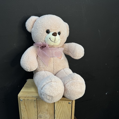 Медведь плюшевый розового цвета