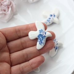 Подвеска фарфоровая Птичка (белый с синим) 34*42 мм S046