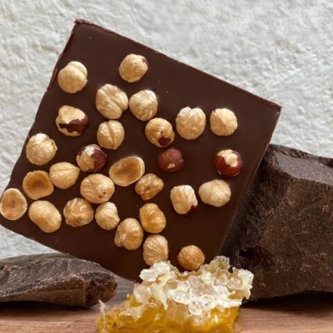 Молочный Сказочный шоколад с цельным фундуком | Na medu