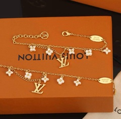 6725- Браслет LV с подвесками из латуни в позолоте lux