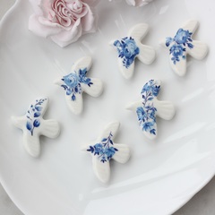 Подвеска фарфоровая Птичка (белый с синим) 34*42 мм S046