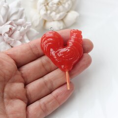 Подвеска Петушок на палочке, красный, 40*40 мм, S001